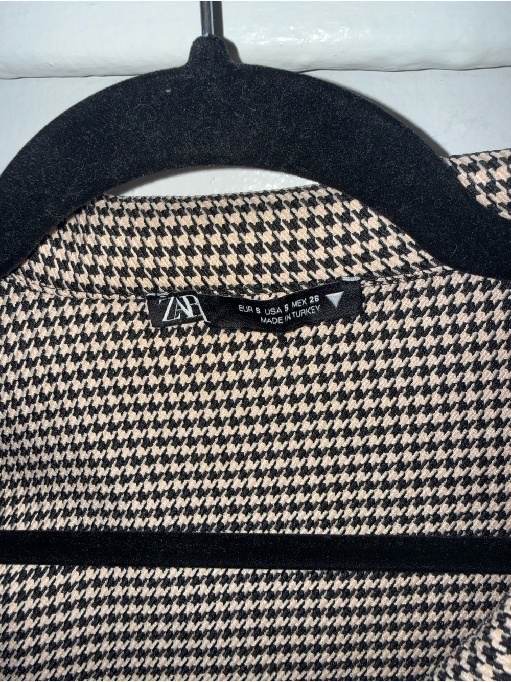 Zara Black and White Houndstooth Cropped Button-Up Shirt - Picture 4 of 5